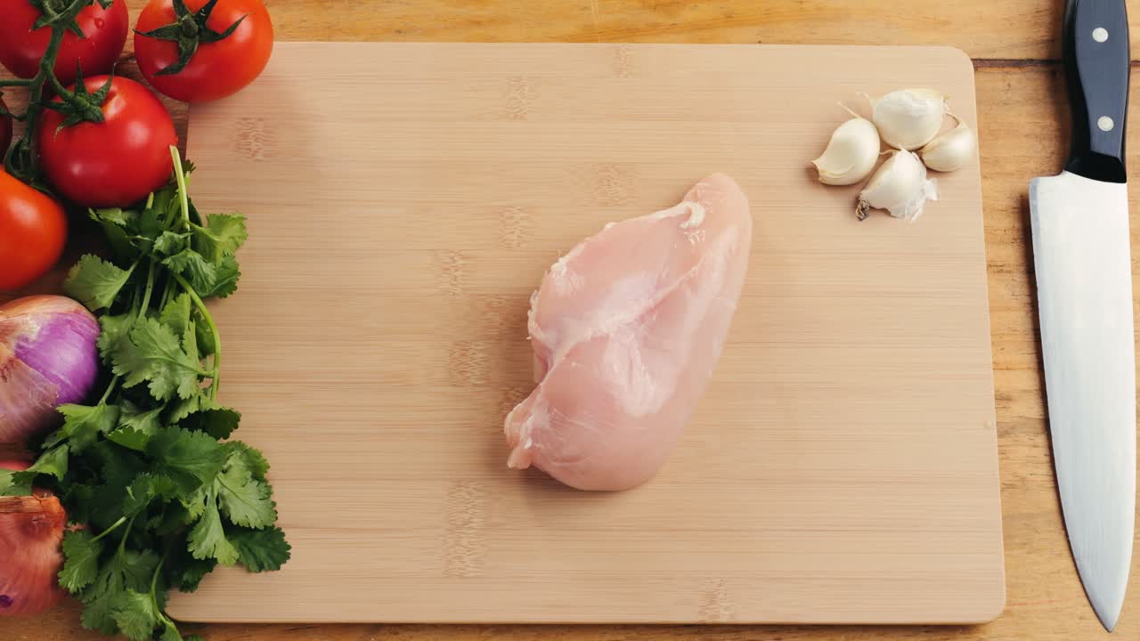 preparación de pecho de pollo crudo