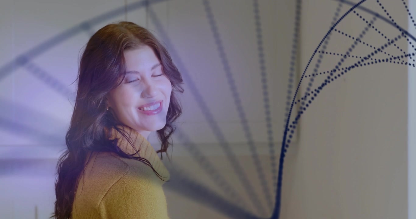 Donna che osserva punti blu alla deriva che formano una spirale in studio, girandosi e sorridendo per una demo tecnologica.