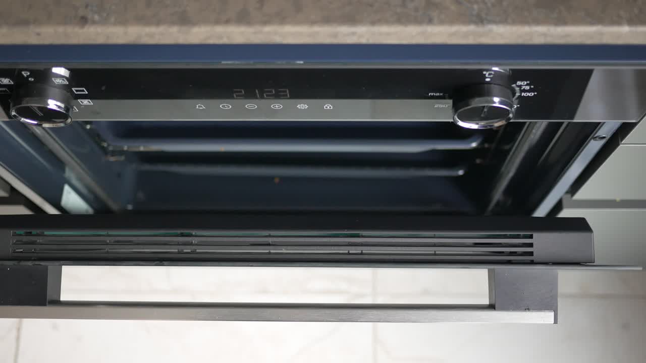 vista del interior del horno incorporado moderno