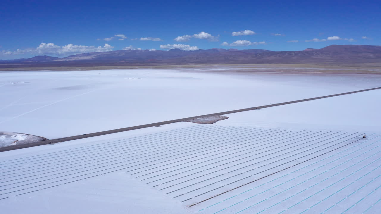 extração aérea de fileiras de sal extraído em jujuy, salinas grandes