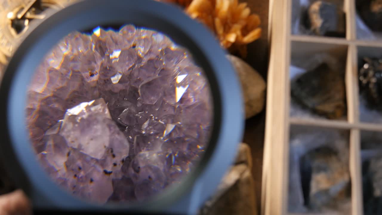 cristal de ametista de la colección de minerales de roca geológica