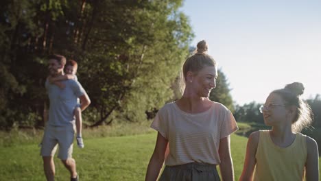 Handheld-Video-Von-Einer-Familie,-Die-Am-See-Spaziert