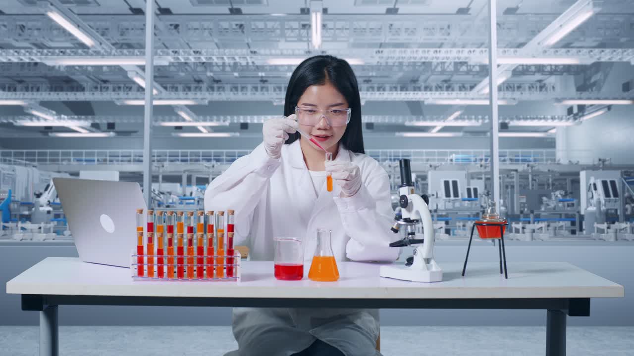 현대 실험실에서 실험을 하는 여성 과학자