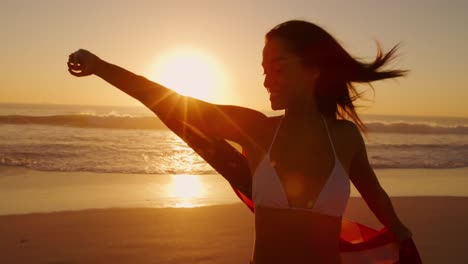 mujer joven junto al mar