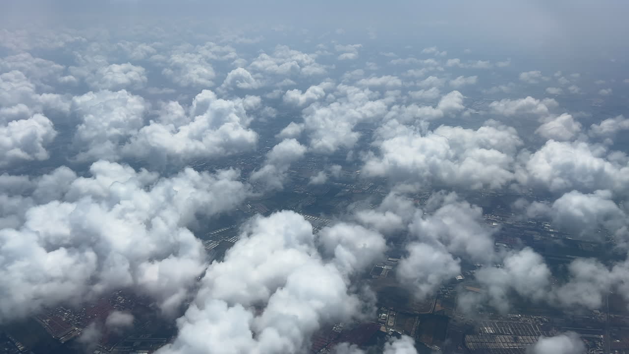 구름 아래의 구름과 도시 풍경의 공중 풍경