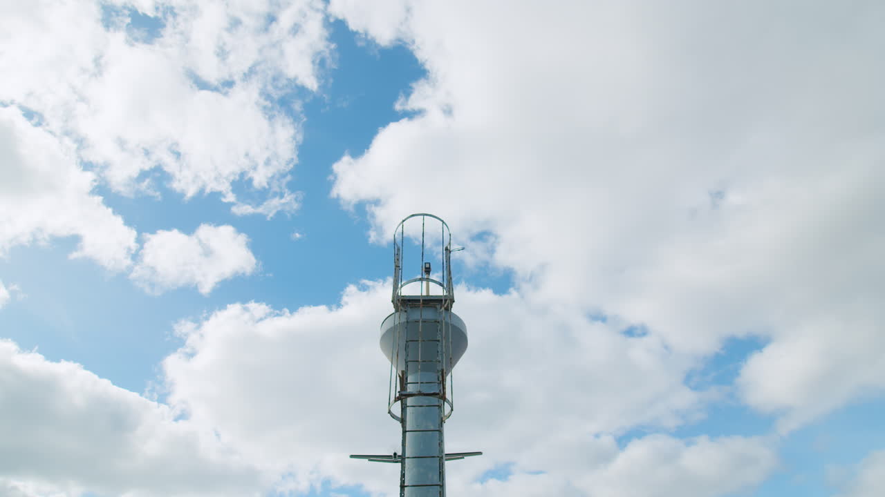프로펠러 비행기가 착륙하고 있습니다.