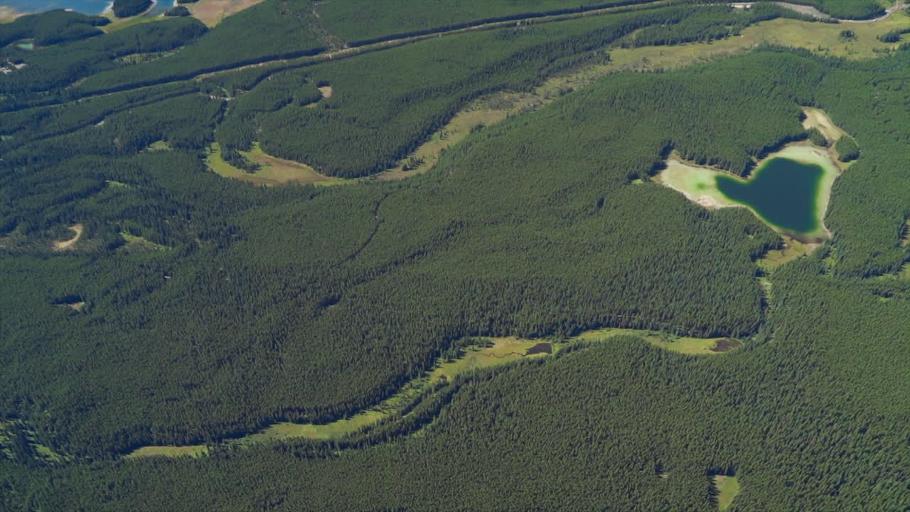 캐나다 록키 산맥의 스릴 넘치는 헬리콥터 투어, 눈 덮인 봉우리, 빙하, 강 및 숲의 숨막히는 공중 전망