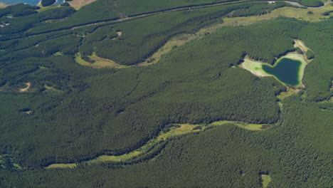 Ein-Aufregender-Helikopterflug-über-Die-Kanadischen-Rocky-Mountains,-Atemberaubende-Luftaufnahmen-Von-Schneebedeckten-Gipfeln,-Gletschern,-Flüssen-Und-Wäldern