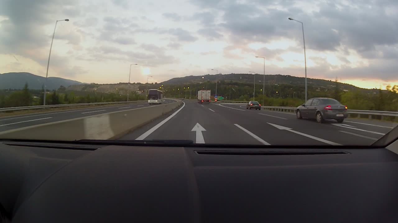 핀도스 산맥을 통해 그리스 북서부 지역의 테살로니키와 이오아니나 사이의 아우토반에서 운전하는 동안 아름다운 일몰과 산줄