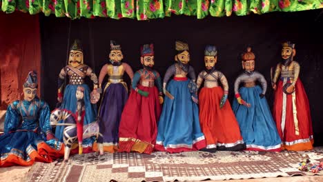 el espectáculo de títeres tradicional de rajasthani kathputli, en el estado de rajasthan, en la india.