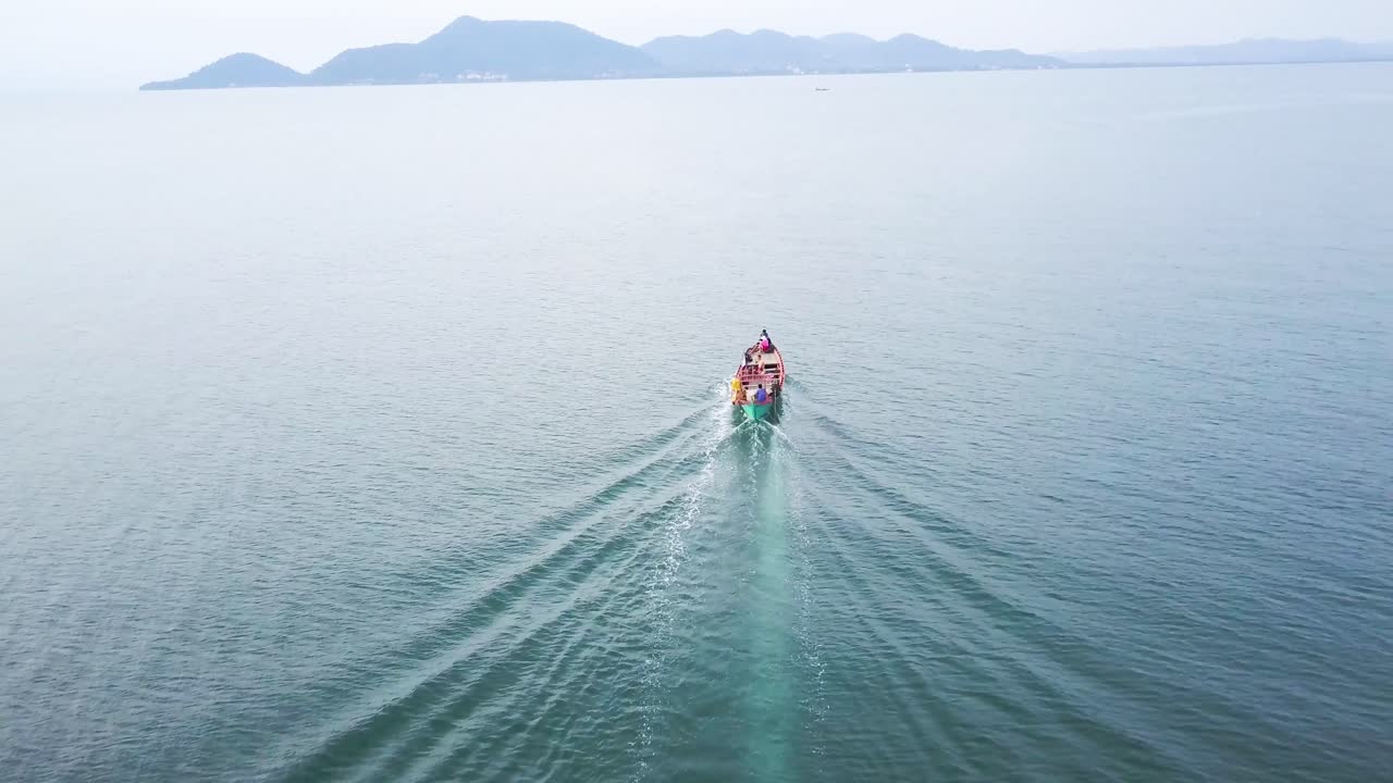 바다에 있는 배