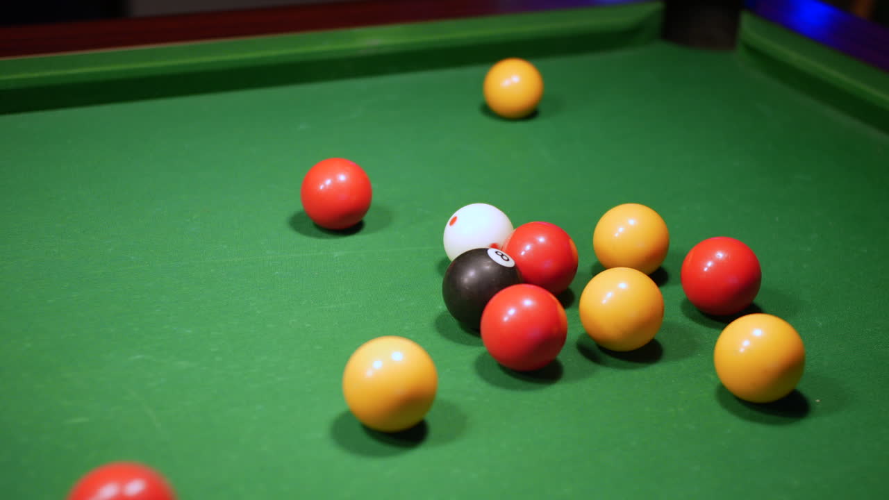 cerca de un descanso en la piscina