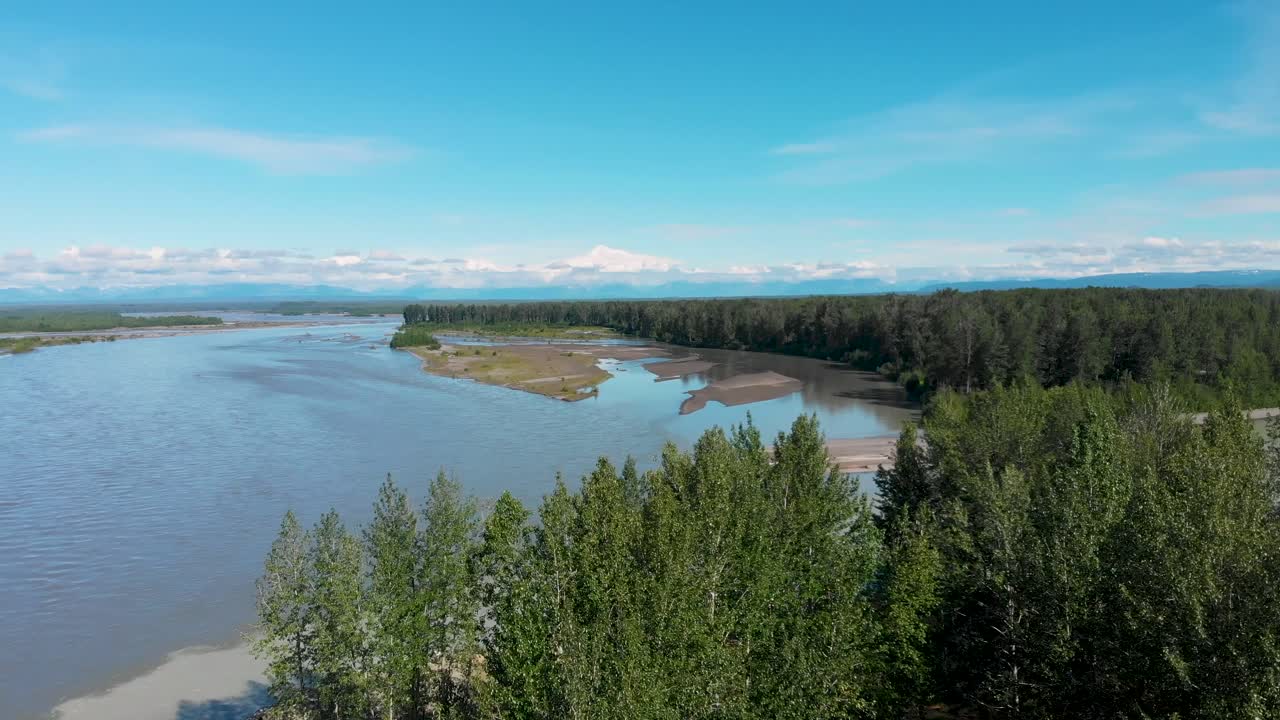 알래스카 여름날 멀리 데날리 산이 있는 수시트나 강의 4k 드론 비디오