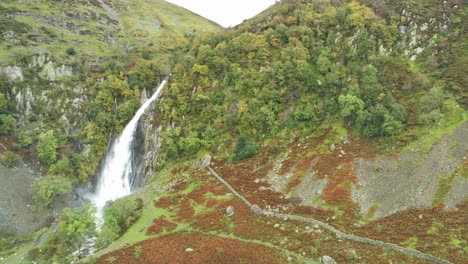 idílica cordillera de snowdonia aber falls falls parque nacional vista aérea dolly right