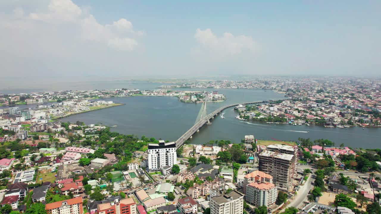 paisaje del barrio de ikoyi en lagos que muestra el puente de enlace lekki-ikoyi
