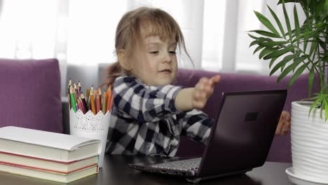 Niña-Estudiando-Lecciones-En-Línea-Usando-Una-Computadora-Portátil-Digital.-Educación-A-Distancia