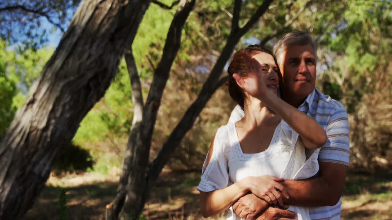 Romantisches Paar umarmt sich 4K