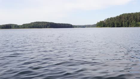 Día-Relajante-En-El-Lago-Ondulado-En-Verano.