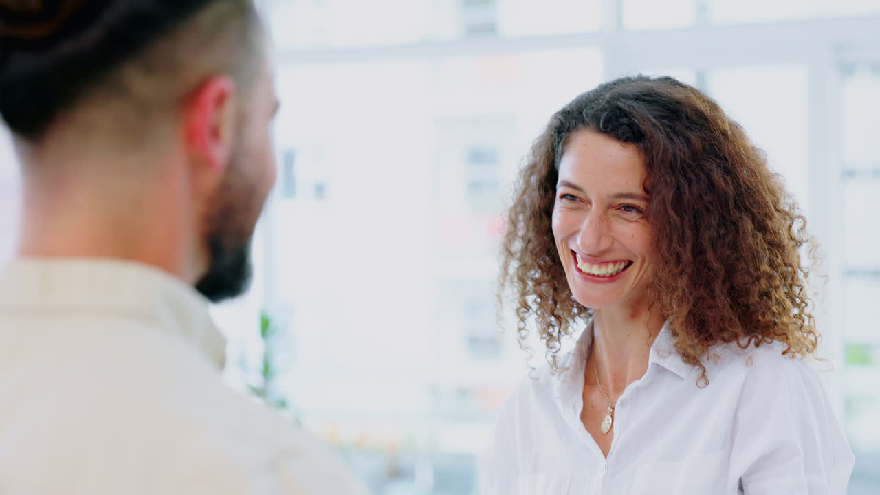 coppia, amore e abbraccio felici insieme legando