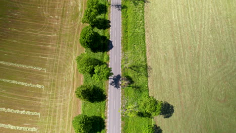 tierras cultivadas de gran extensión y pavimento de carreteras de hormigón en el campo de la provincia de warmia-masuria, polonia