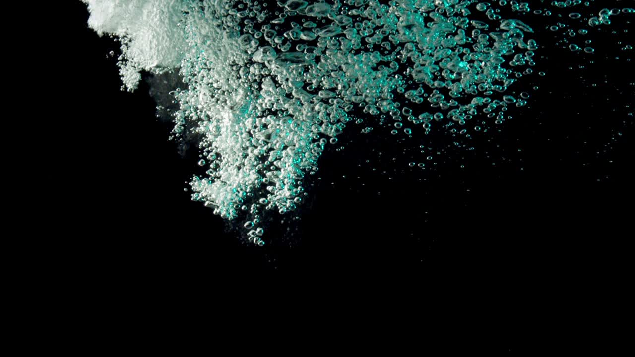 파란 거품이 아져 들어오고