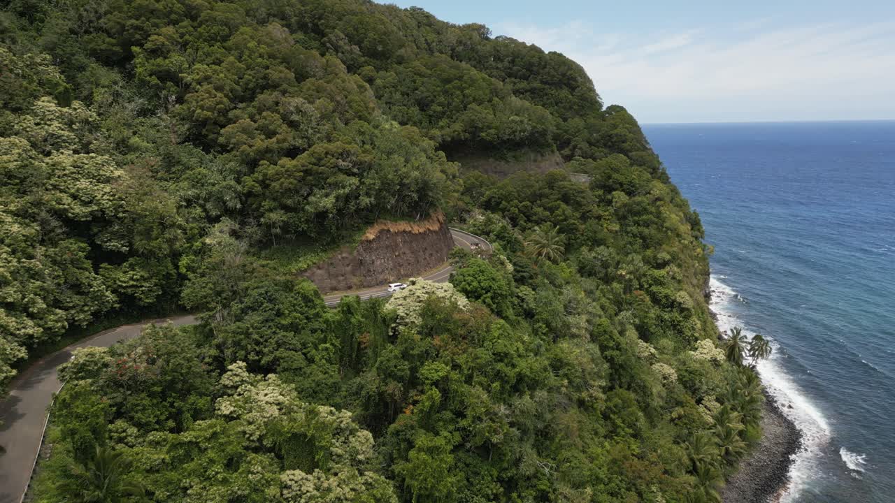 vista aérea de la carretera a hana a lo largo de la costa de maui