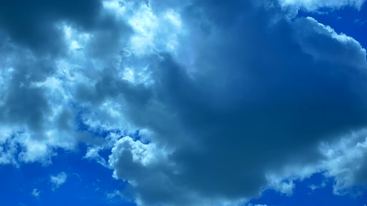 우주 자연 배경을 4k uhd로 복사합니다. 파란 하늘과 큰 부드러운 구름