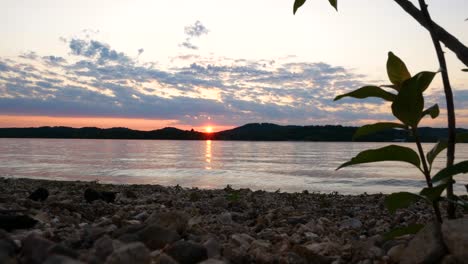 Sonnenuntergang-über-Einem-See-Mit-Ruhigen-Wellen-Im-Wasser