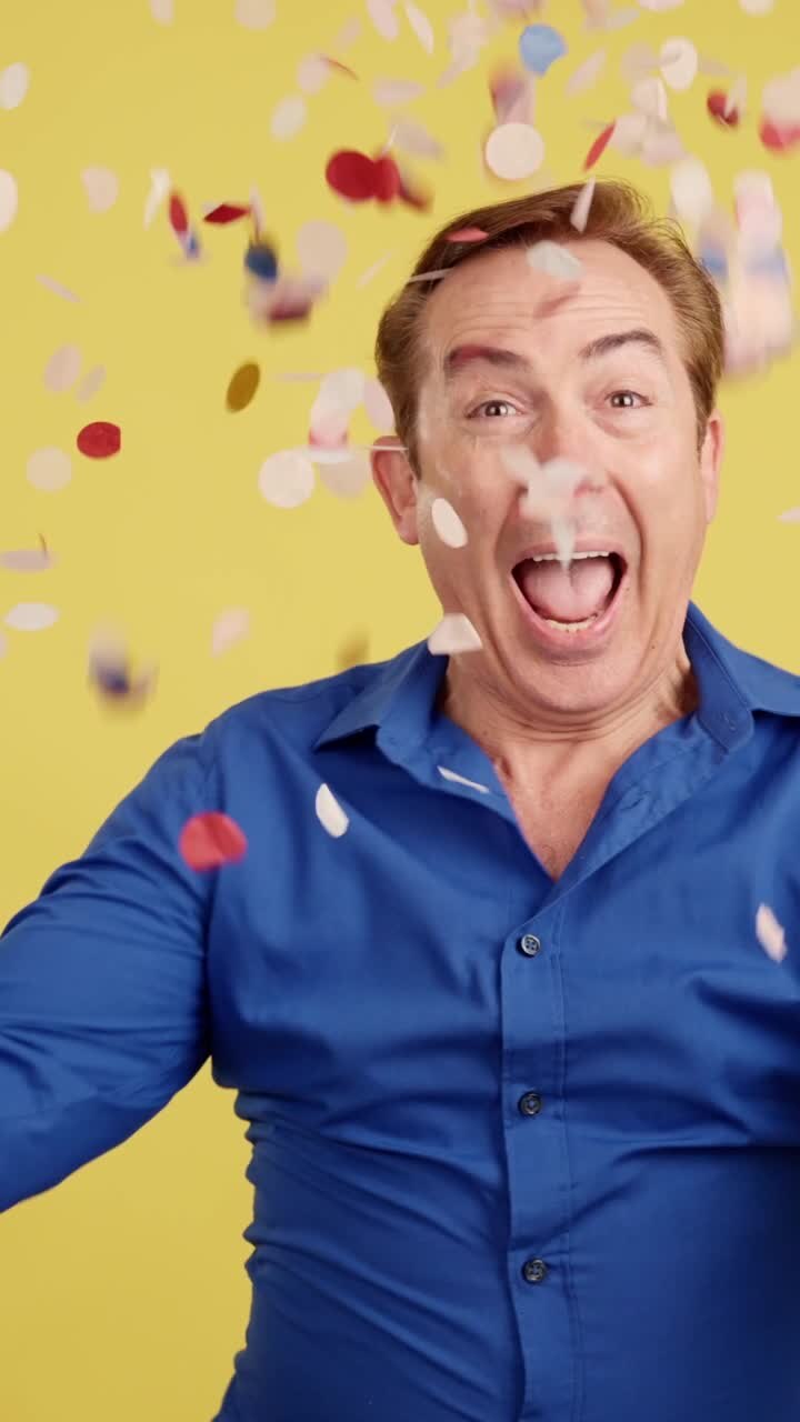 Uomo entusiasta che festeggia con coriandoli