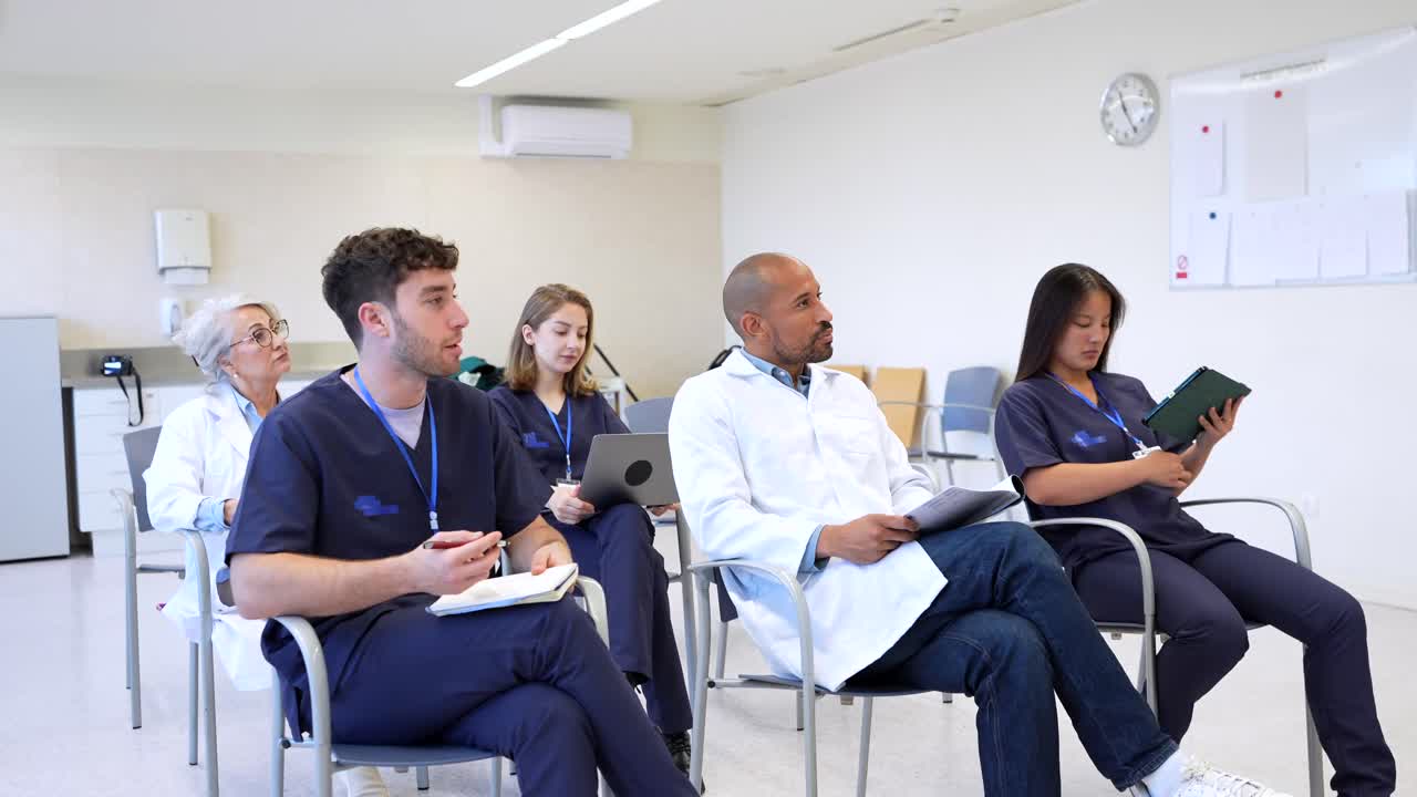 Gruppo di professionisti del settore medico che partecipa a un seminario