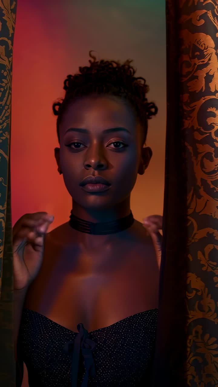 Video verticale: modella che alza le mani tirando un drappo sul set, mostrando un choker e un top senza spalline per un servizio fotografico.