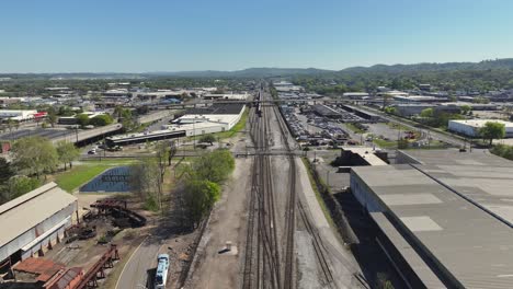 vista de aviones no tripulados de las vías del ferrocarril y del tren