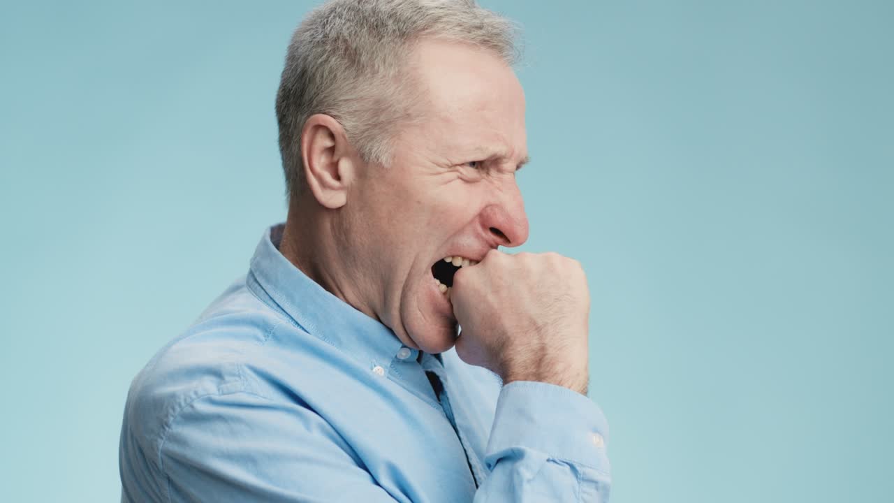 concepto de desesperación. desesperado anciano de cabello gris mordiendo el puño, expresando la desesperanza, mirando a un lado en el espacio libre