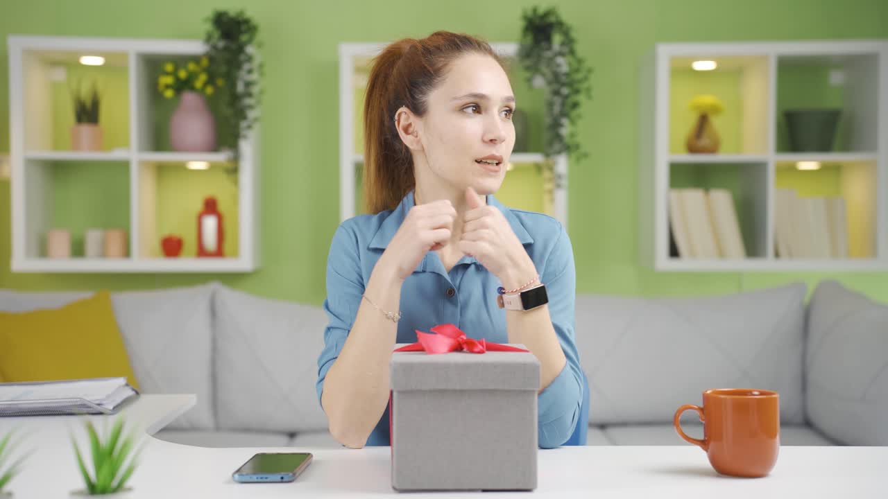 la joven, que está mirando su reloj con emoción, le dará su regalo.
