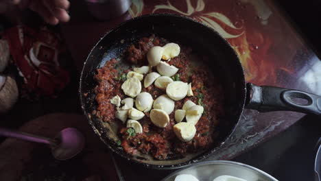 Eierbombenrezept-Gekochtes-Eigelb-In-Masala-Kochfüllungen-Pfanne-Indische-Gewürze-Teufelseier