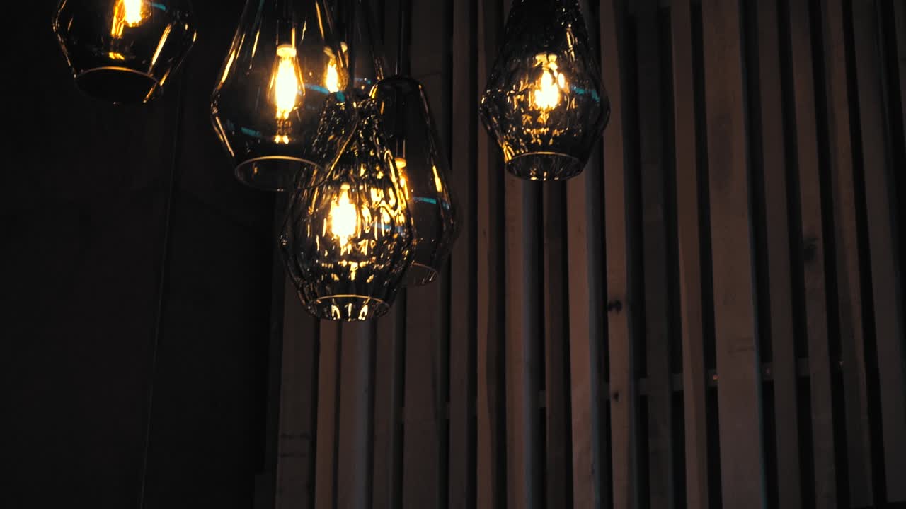 현대적이고 녹슬고 주변적인 분위기를 주는 다양한 각도의 인공 화재 연소