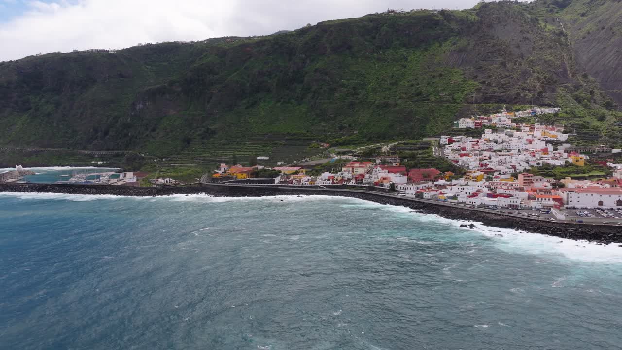 Vista aerea da drone 4K di grandi onde che si infrangono sulla costa rocciosa vulcanica di Garachico, Tenerife, durante la tempesta Therese_034