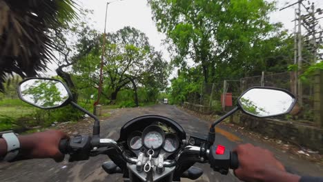 paseo en bicicleta bajo la lluvia en la carretera de construcción aarey colnoy a powai vista amplia
