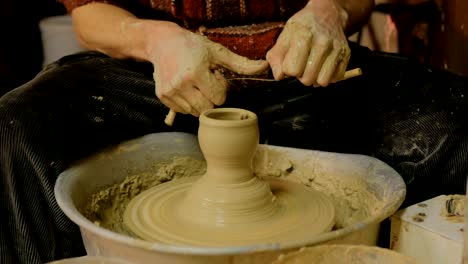 alfarero profesional que trabaja en taller, estudio