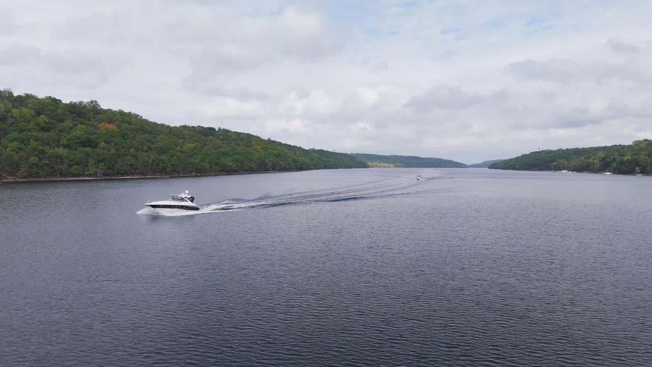 Barca a vela sul fiume Saint Croix, al confine tra Wisconsin e Minnesota