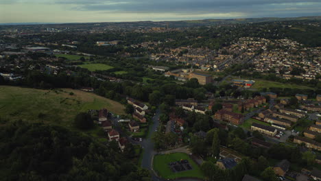 Richten-Sie-Einen-Drohnenschuss-über-Gaisby-Ein-Und-Blicken-Sie-In-Richtung-Manningham-In-Bradford