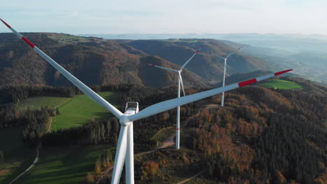 Aerogenerador-En-La-Cima-De-La-Montaña-Del-Bosque-Negro-Para-Bajar-Tiro-En-30fps-4k