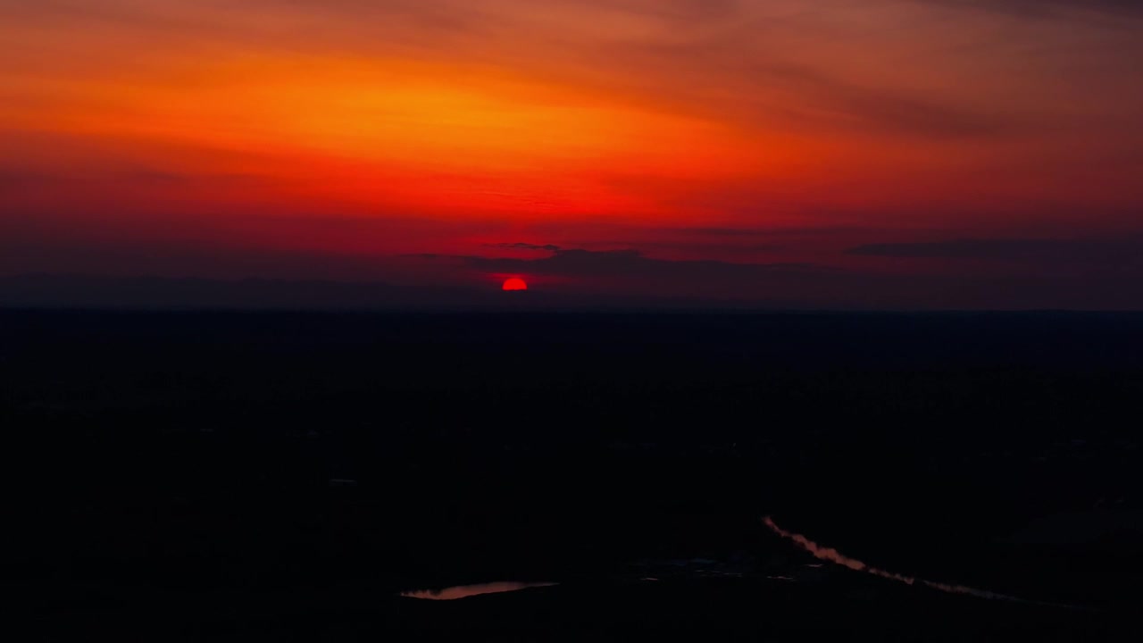 Flussreflexionen schimmern unter dramatischem Abendhimmel nahe Botosani, Rumänien.