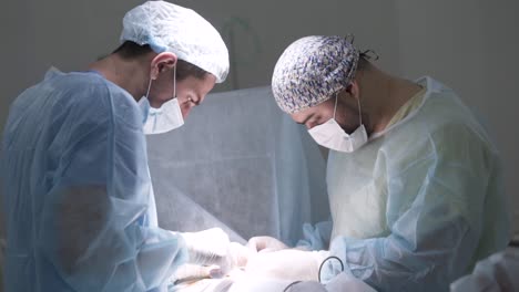 cirujanos que realizan una operación
