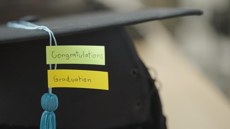 Tocco di laurea su un calendario di carta con conto alla rovescia per la pianificazione del Giorno della Laurea