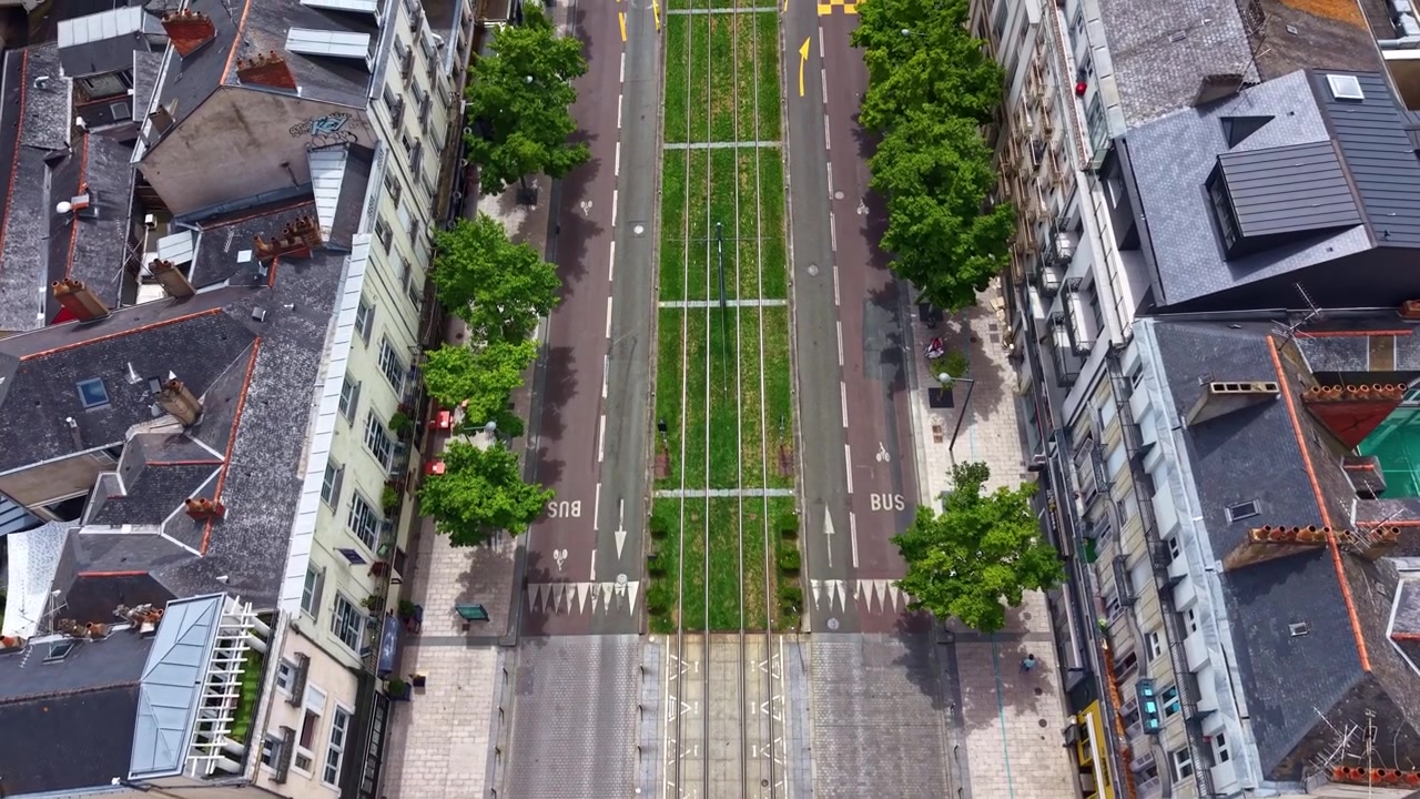 Vista aérea de drone de cima para baixo voando sobre o Boulevard du Maréchal Foch, revelando os trilhos do bonde, as ruas circundantes e o centro de Angers, França.