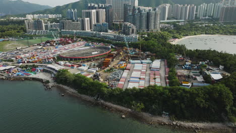 Luftaufnahme-Der-Modernen-Chinesischen-Hauptstadt-Hongkong-Mit-Wolkenkratzergebäude-Und-Wohngebiet-An-Sonnigen-Sommertagen