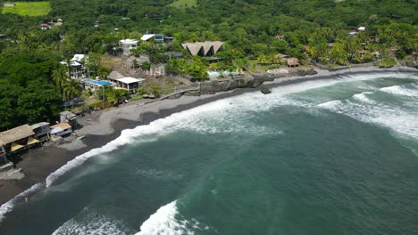 Vista-Aérea-Que-Avanza,-Vista-Panorámica-De-La-Playa-Bitcoin-En-Un-Día-Soleado-En-El-Salvador,-México,-Hotel-Y-Cocotero-En-El-Fondo