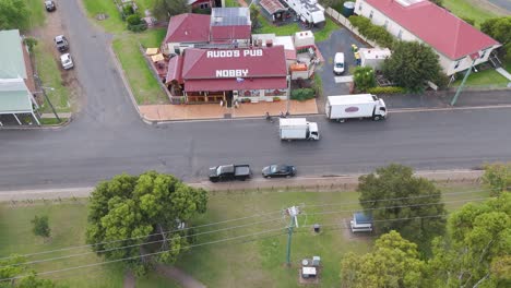 vehículos que pasan por el pub de rudd en nobby
