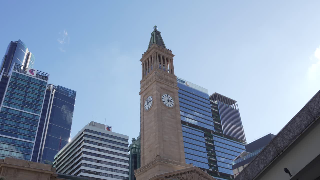 Campanario de iglesia en el centro urbano de Brisbane, Australia.